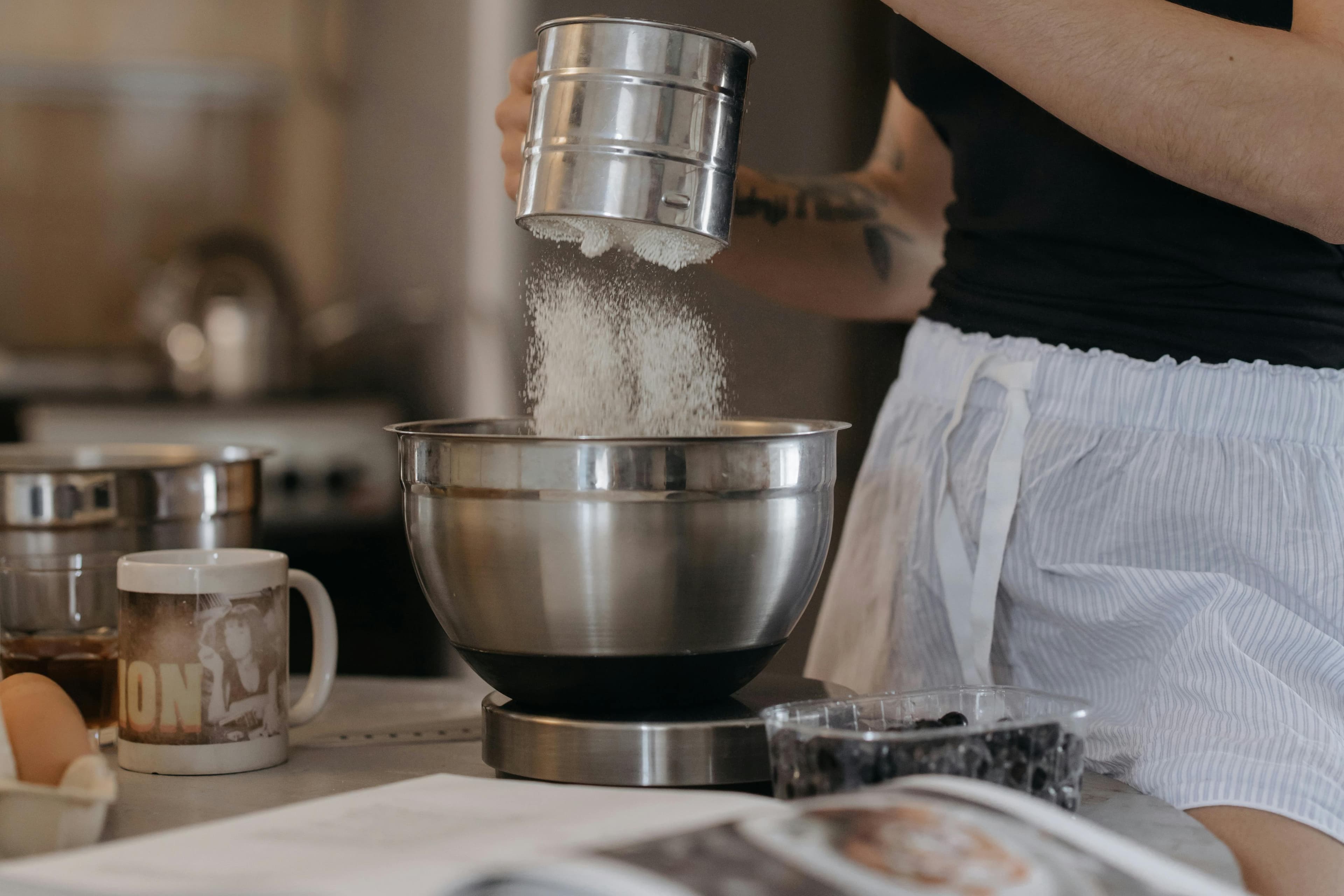 Foto van een workshop - Foto door cottonbro studio: https://www.pexels.com/nl-nl/foto/roestvrijstalen-beker-op-bruin-houten-tafel-5674155/