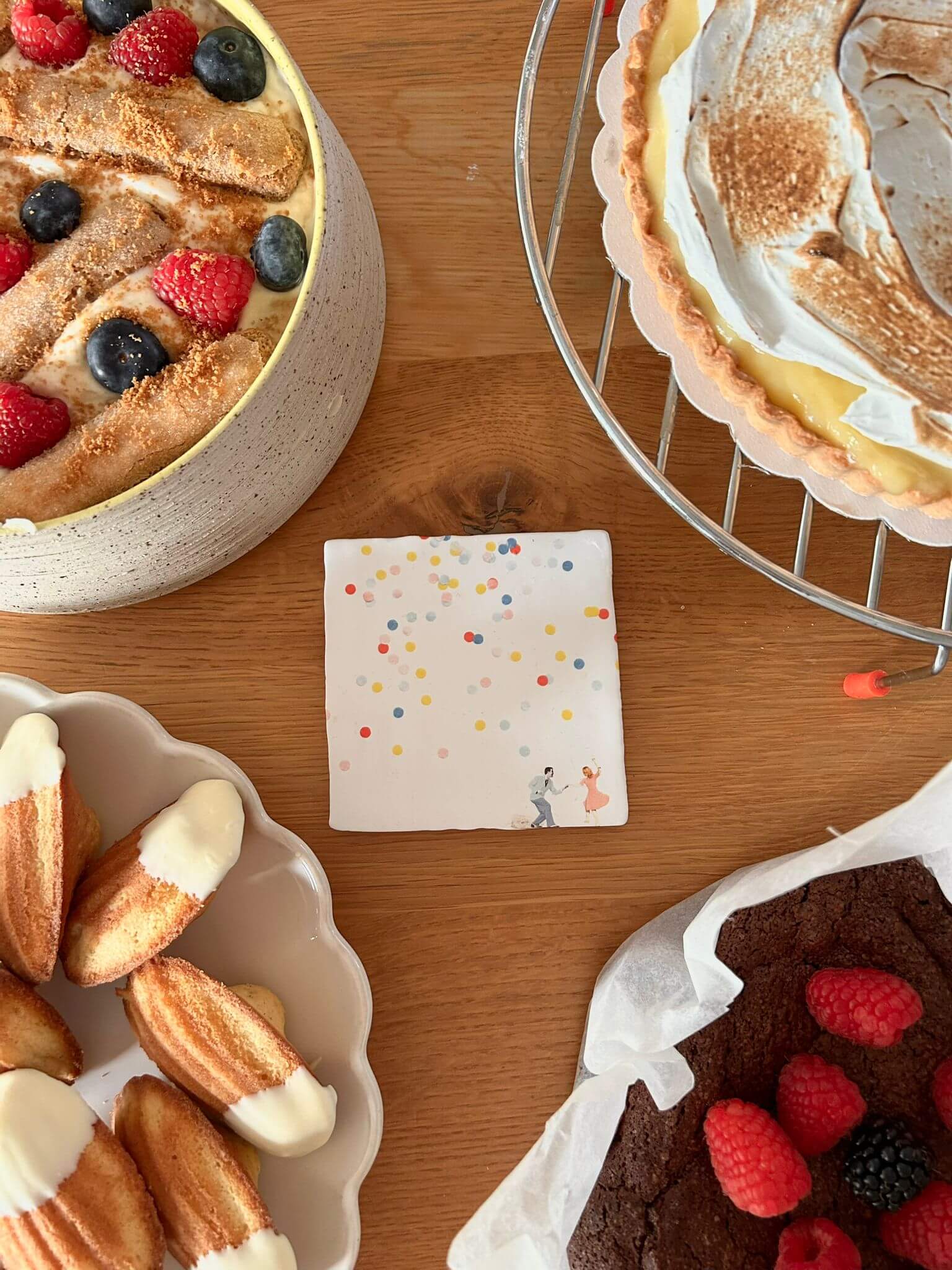 Vier soorten taartjes op een tafel